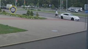 
 Повредил имущество и автомобиль: записи камер видеонаблюдения 
 